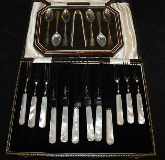 Cased set silver teaspoons, silver caddy spoon, cased set of dessert eaters